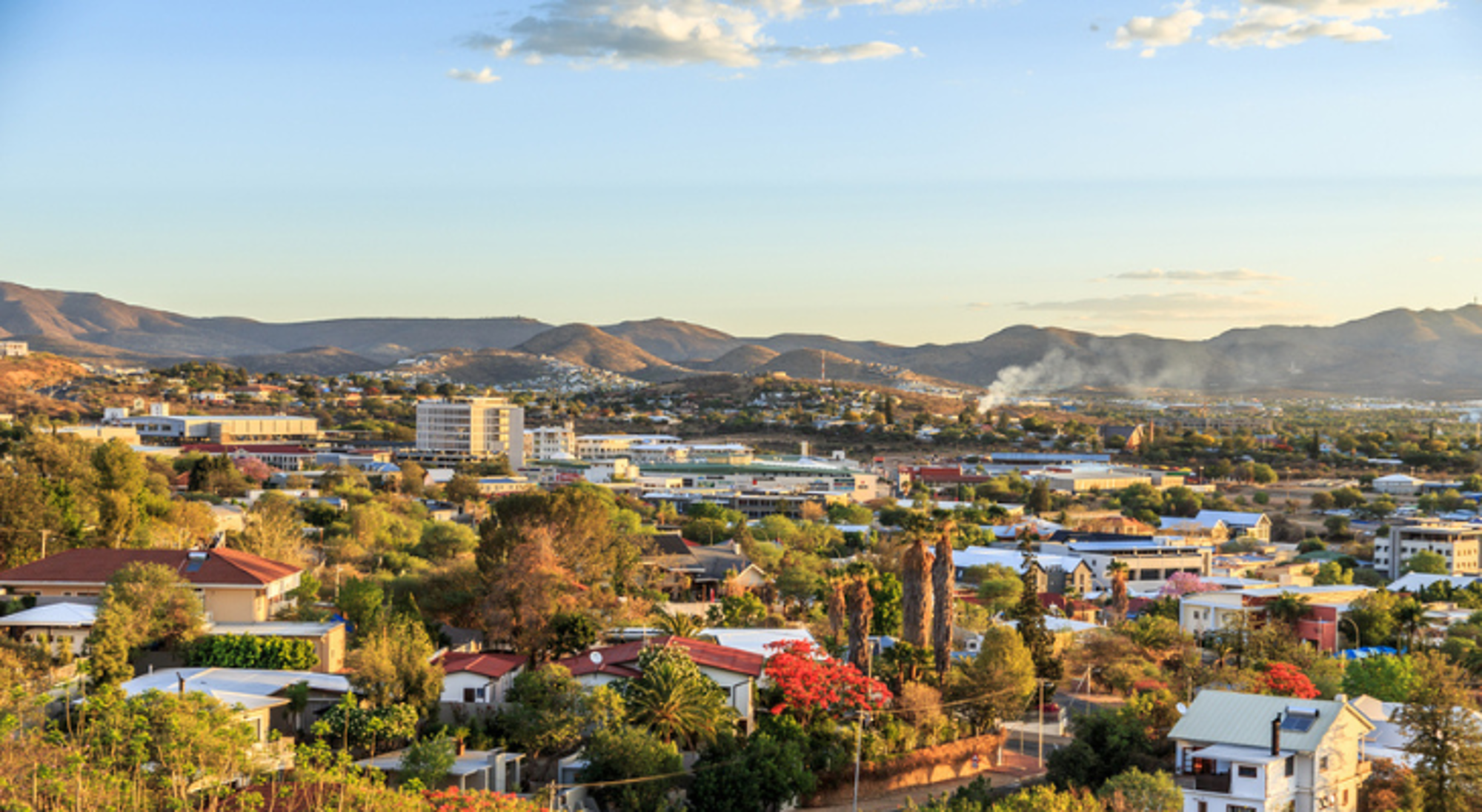 Uitzicht op het centrum van Windhoek met bergen op de achtergrond Uitzicht op het centrum van Windhoek met bergen op de achtergrond