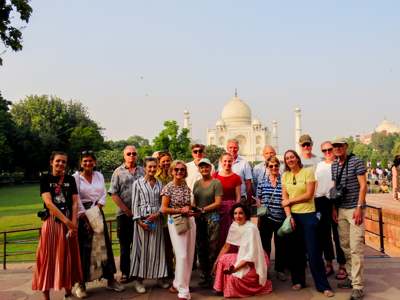 Groepsfoto van reizigers bij de Taj Mahal tijdens de route door Noord-India.