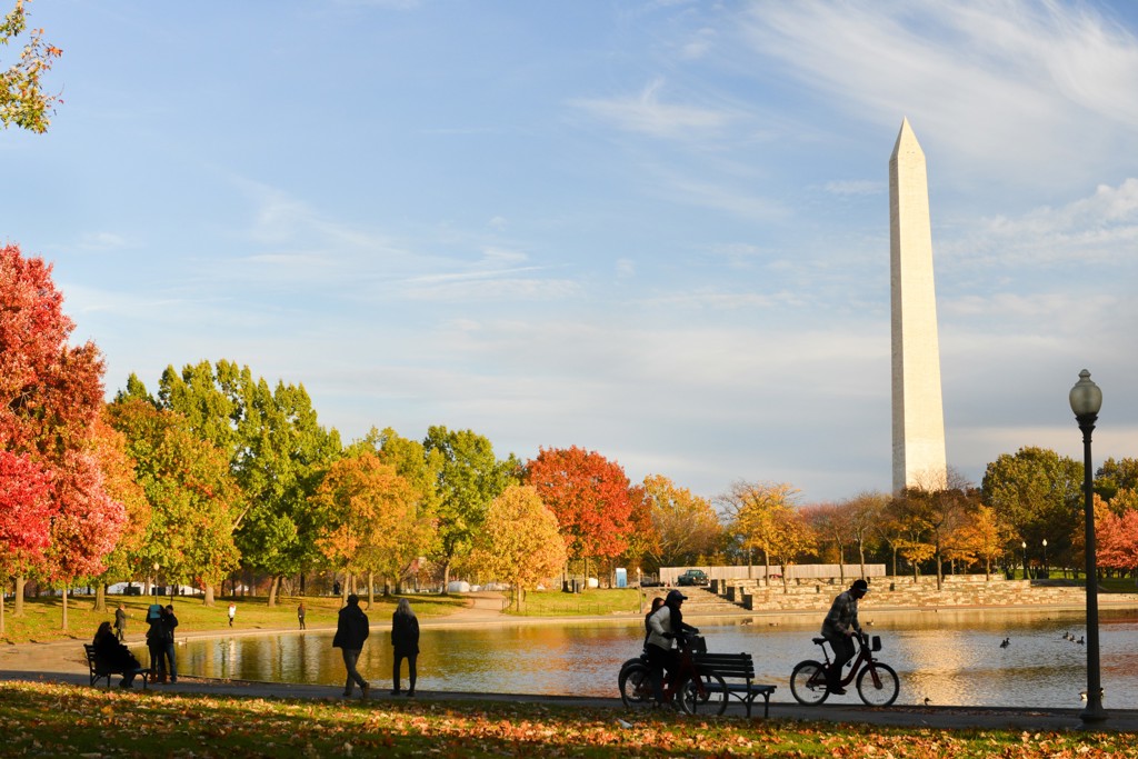 Washington Monument in Washington D.C. bij een vijver met herfstkleuren tijdens groepsrondreis Verenigde Staten Noordoost.
