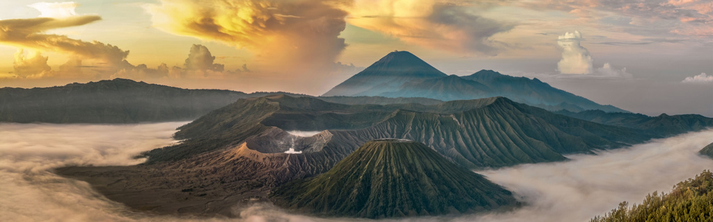 Zonsopkomst bij de vulkanen Bromo en Semeru op Java, Indonesië, met mist in de vallei.