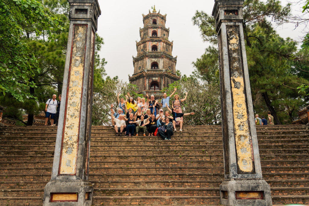 Groepsfoto bij tempel in Hue, Vietnam
