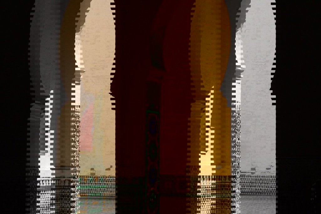 main_poort_met_schaduw_in_Hasan_moskee_Casablanca_-_Ben_Gadellaa.jfif