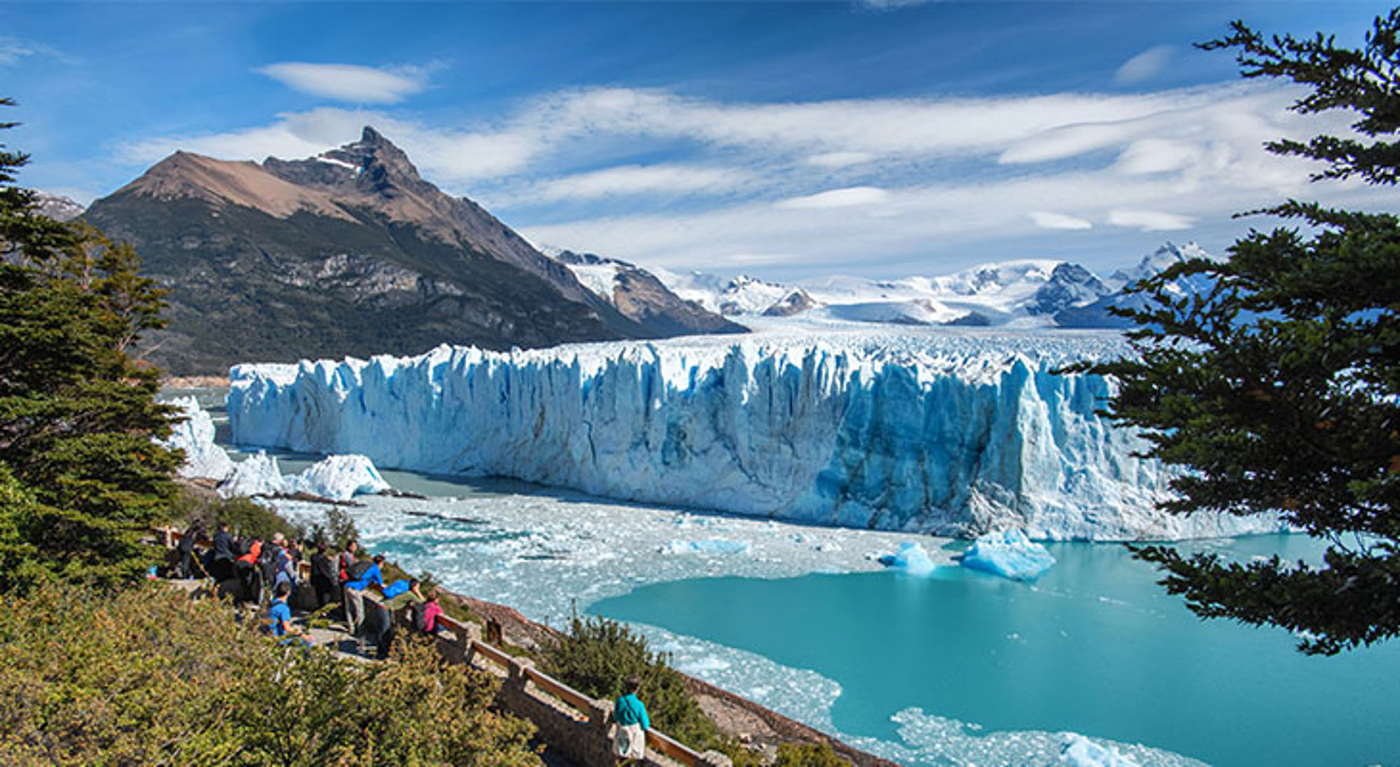 Mensen bewonderen het uitzicht op Perito Moreno Mensen bewonderen het uitzicht op Perito Moreno