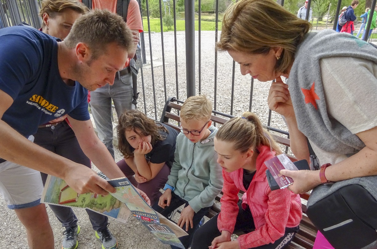 Kinderen en gids op reis