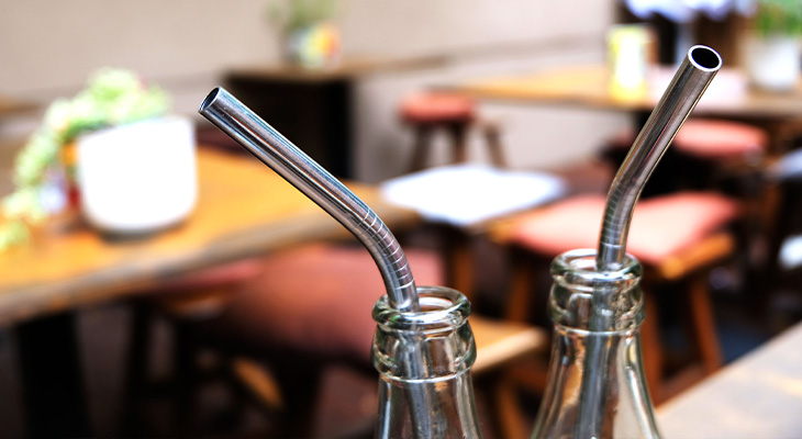 Metalen rietjes op reis