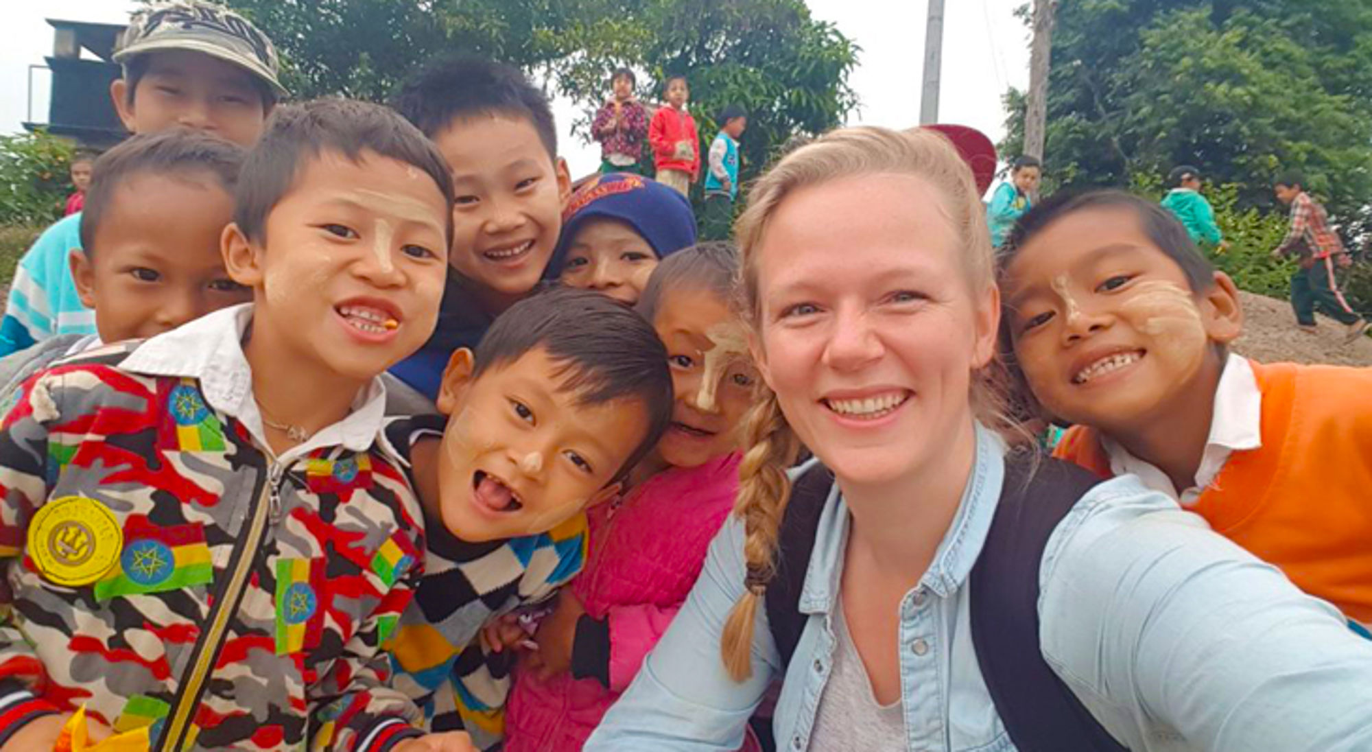 selfie met kinderen en locals in myanmar