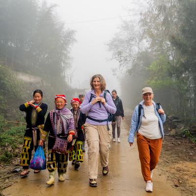 Groep reizigers wandelen met lokale bevolking in Sapa in Vietnam