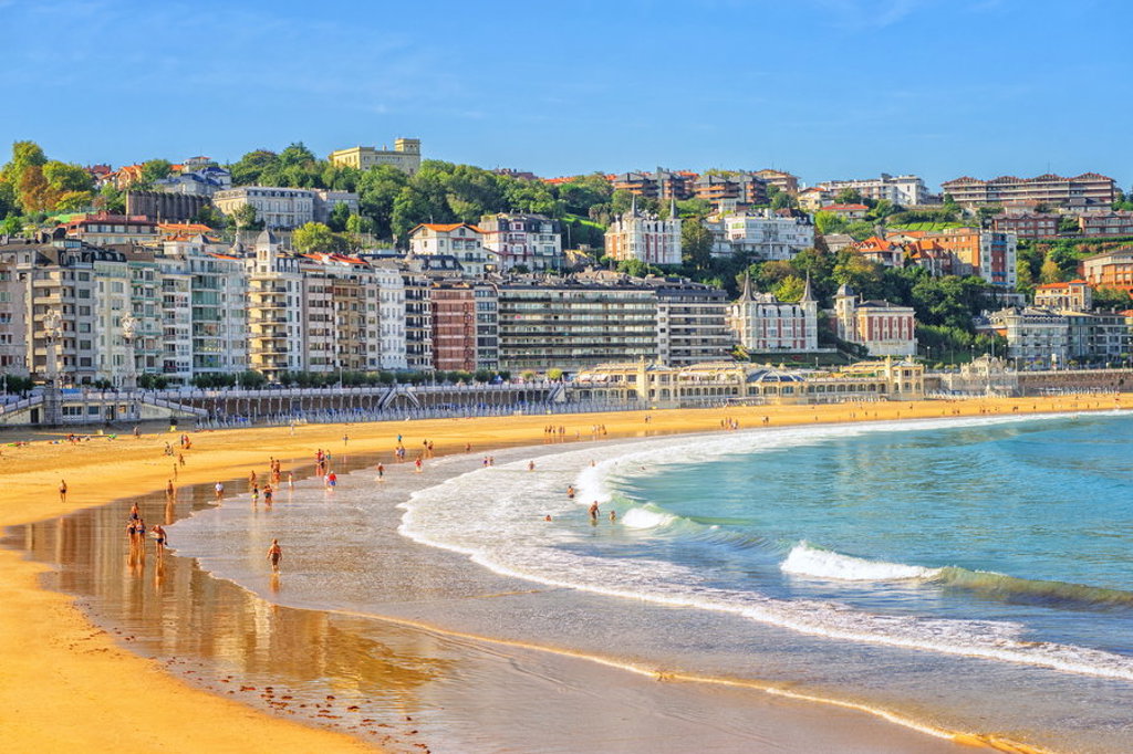 main_Sand_beach_in_the_town_center_of_San_Sebastian_shutterstock_195101852.jpg