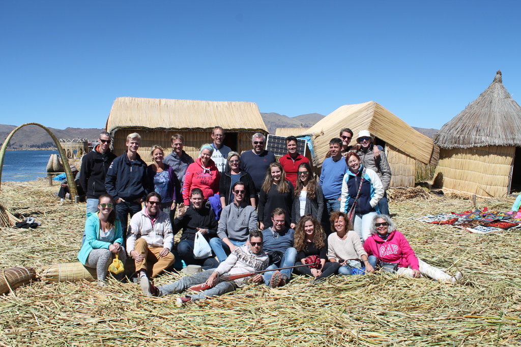 Rondreis Peru groepsfoto Titicaca