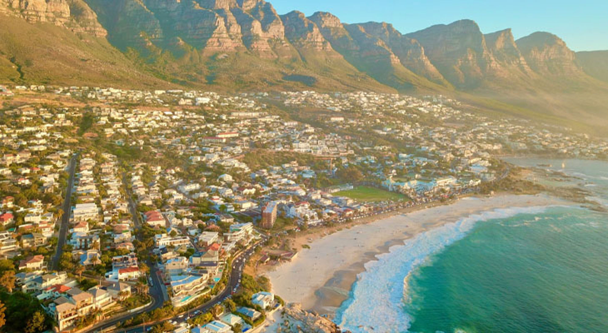 Luchtfoto van Camps Bay