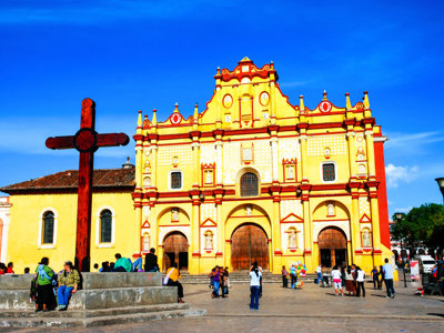 Gele kathedraal op het centrale plein van San Cristóbal de las Casas tijdens een familiereis Mexico.