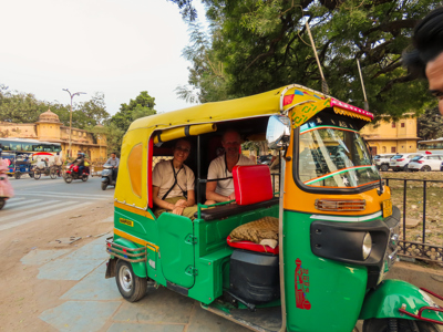 Reizigers in een kleurrijke riksja tijdens de route door Noord-India.