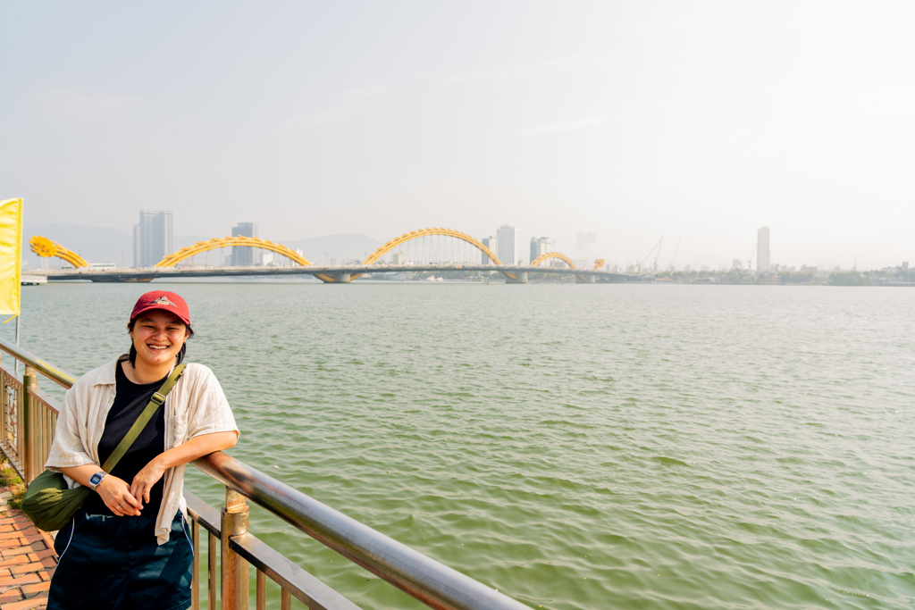 Reiziger poseert bij drakenbrug in Da Nang in Vietnam