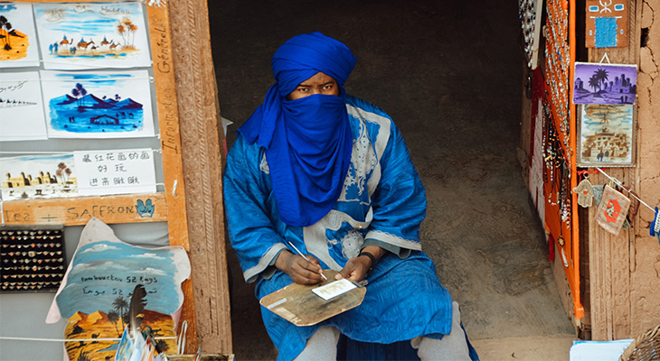Kunstenaar in Aït-Ben-Haddou Kunstenaar in Aït-Ben-Haddou