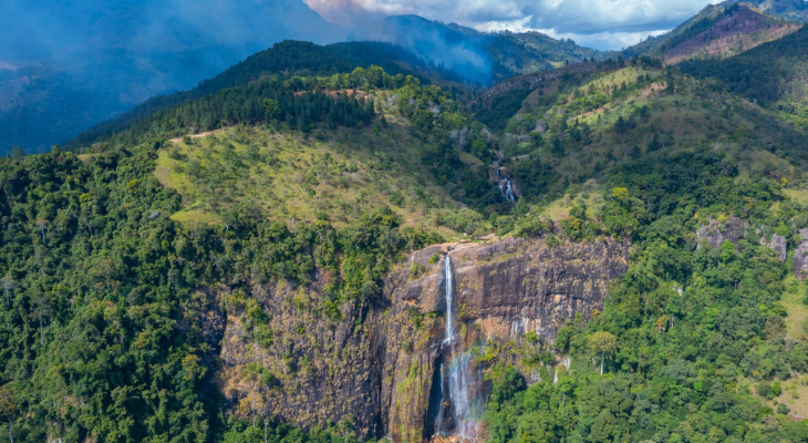 Landschap met waterval in Sri Lanka Landschap met waterval in Sri Lanka